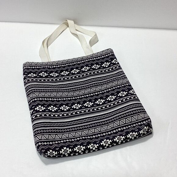 O-Kusarin Tribal Print Tote Bag - Picture 4 of 11